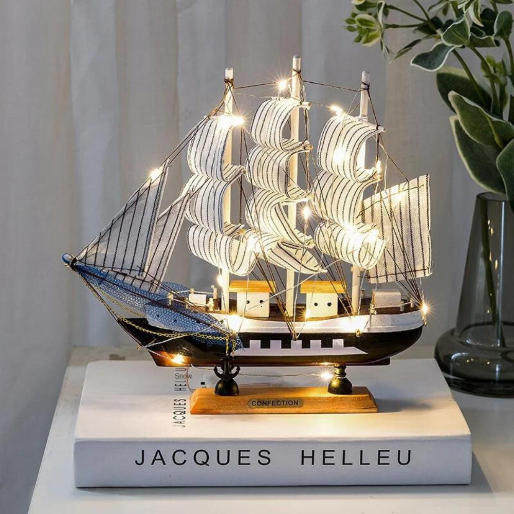 Artz - Segelboot-Skulpturen aus Holz mit Led-Licht