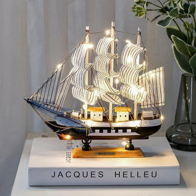 Artz - Segelboot-Skulpturen aus Holz mit Led-Licht