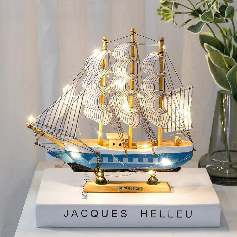 Artz - Segelboot-Skulpturen aus Holz mit Led-Licht