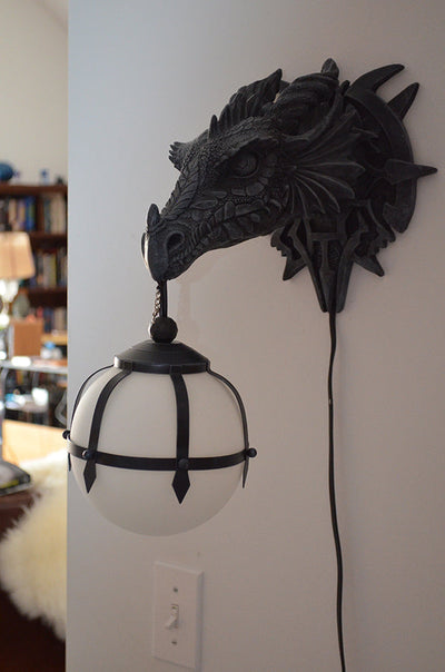 Drakora - Wandmontierter Drachenkopf mit Lampe