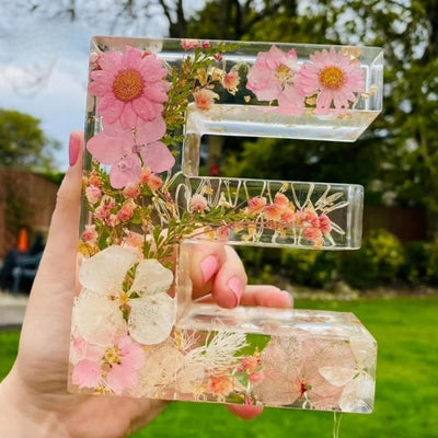 FloraLetter - Floraler LED-Buchstabe aus Harz für Heimdekoration