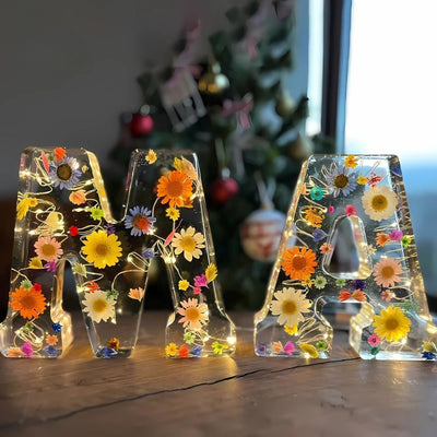 FloraLetter - Floraler LED-Buchstabe aus Harz für Heimdekoration