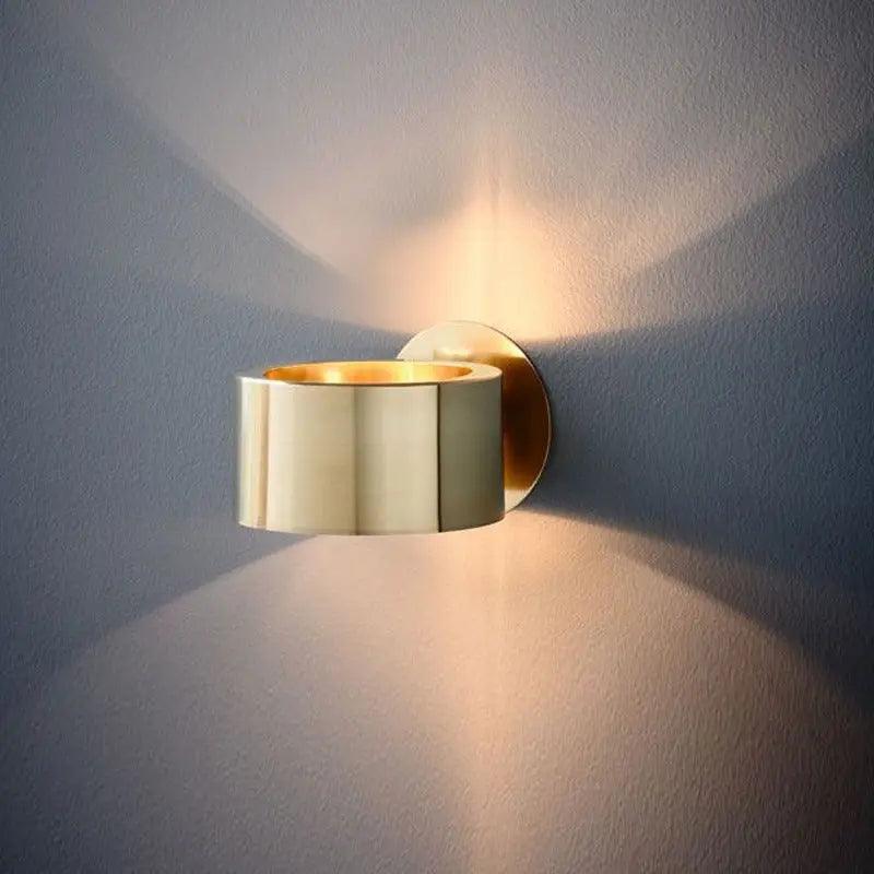Lenara - Moderne Wandleuchte mit eleganter schwarzer und messingfarbener Oberfläche