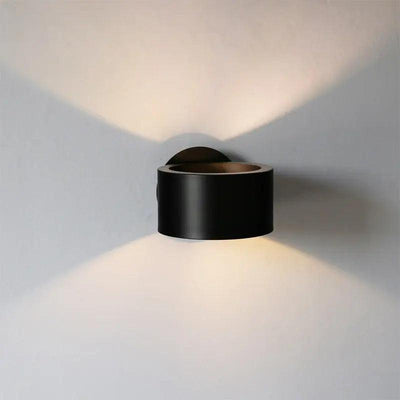 Lenara - Moderne Wandleuchte mit eleganter schwarzer und messingfarbener Oberfläche