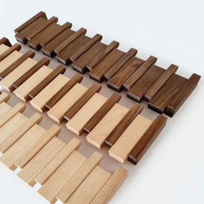 Klavier-inspirierter Garderobenständer aus Holz - Elegante Wandhaken