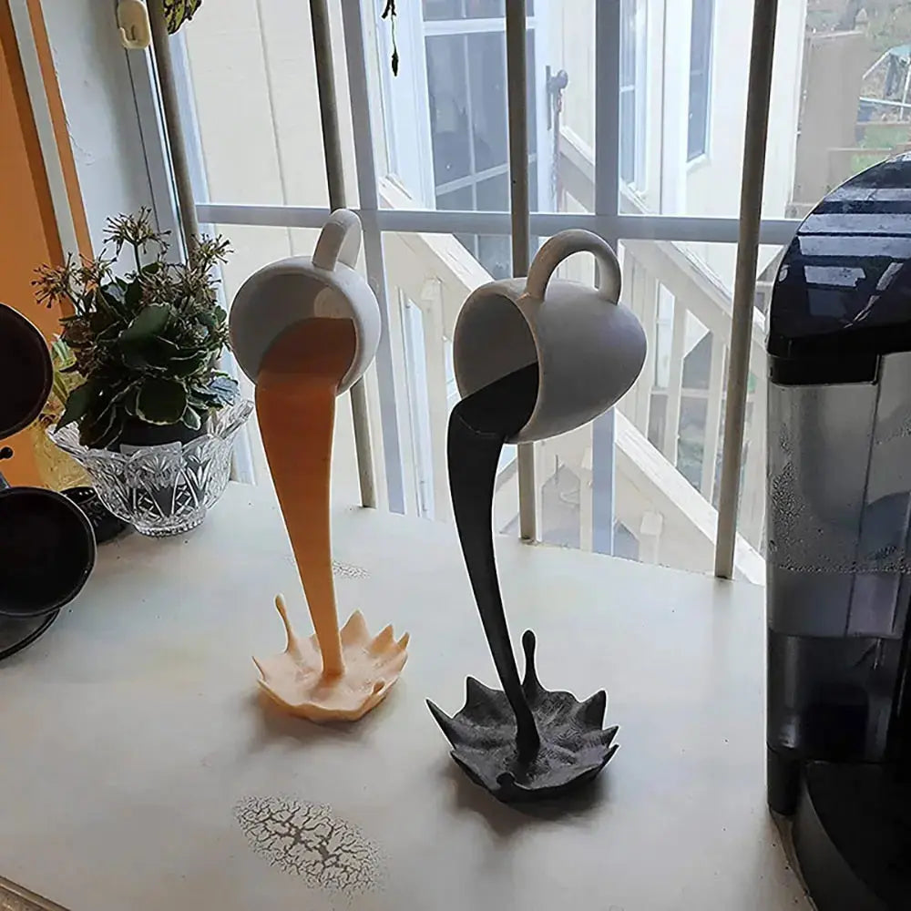 Levico - Schwebende Kaffeetasse-Skulptur