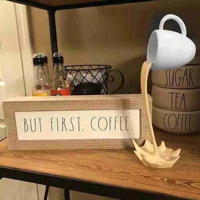 Levico - Schwebende Kaffeetasse-Skulptur