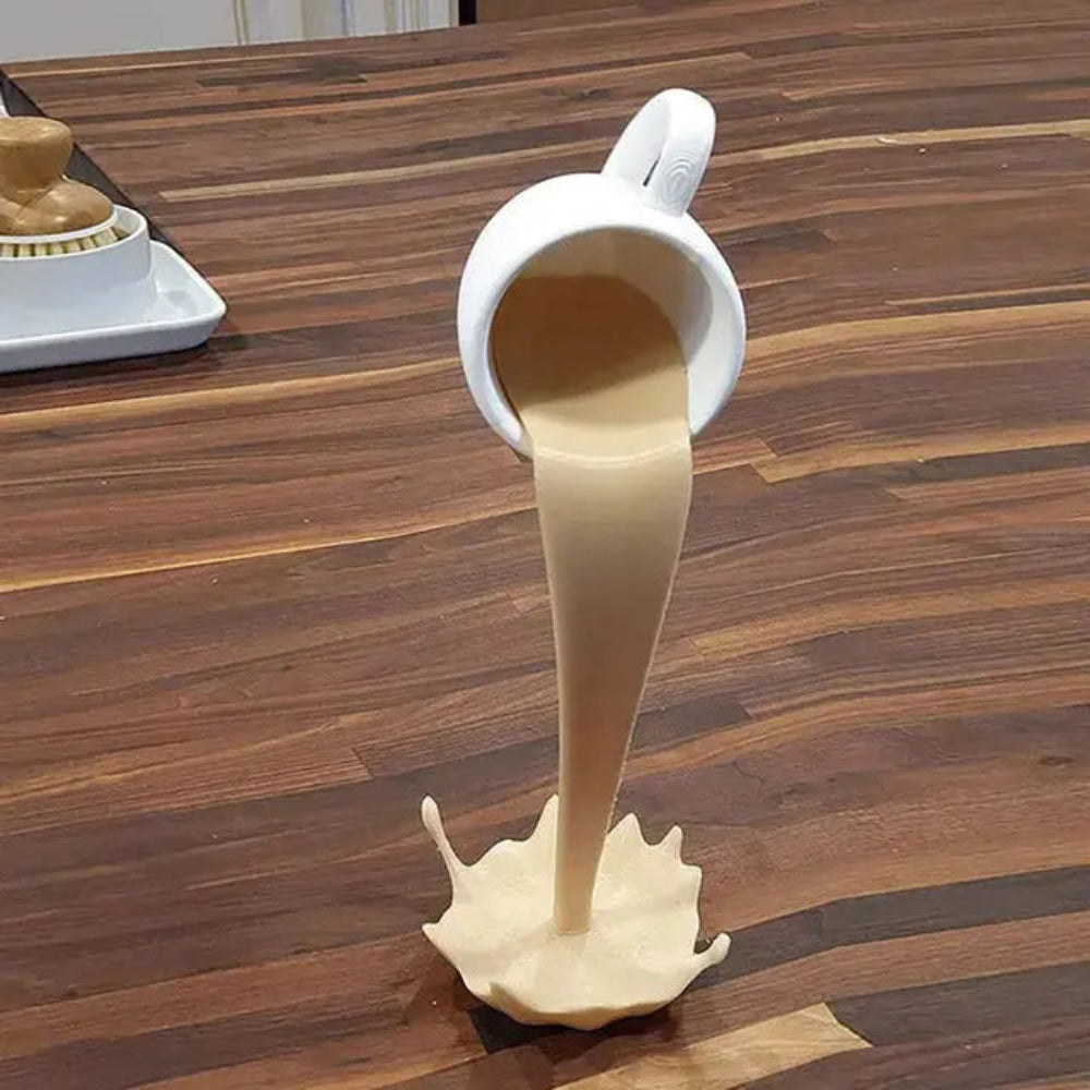 Levico - Schwebende Kaffeetasse-Skulptur