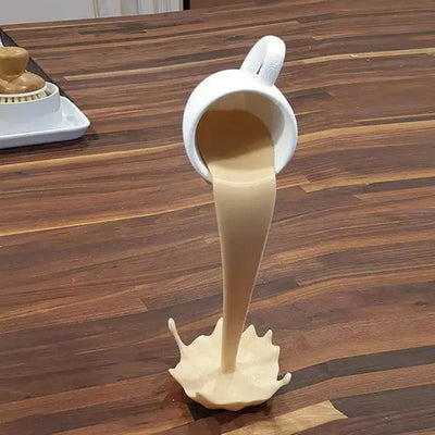 Levico - Schwebende Kaffeetasse-Skulptur