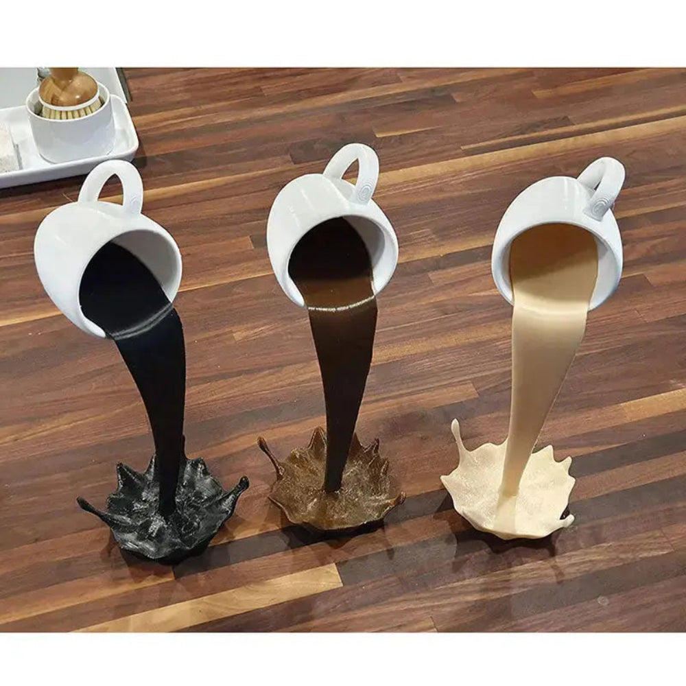 Levico - Schwebende Kaffeetasse-Skulptur