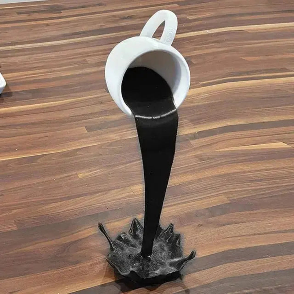 Levico - Schwebende Kaffeetasse-Skulptur