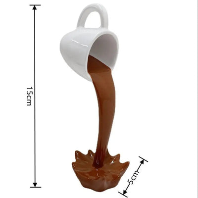 Levico - Schwebende Kaffeetasse-Skulptur