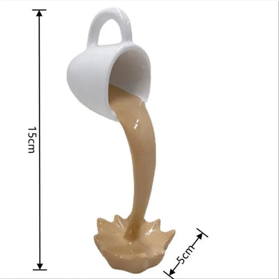 Levico - Schwebende Kaffeetasse-Skulptur
