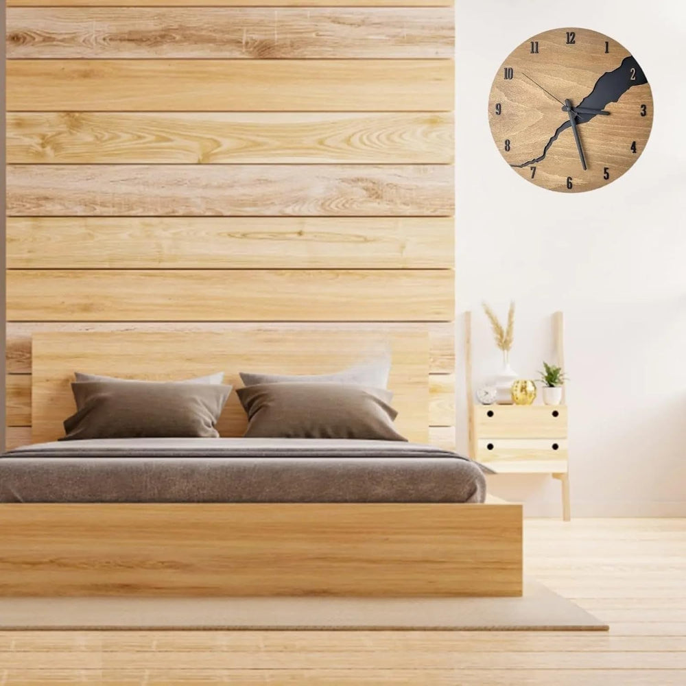 NordicTime - Wanduhr aus gerissenem Holz