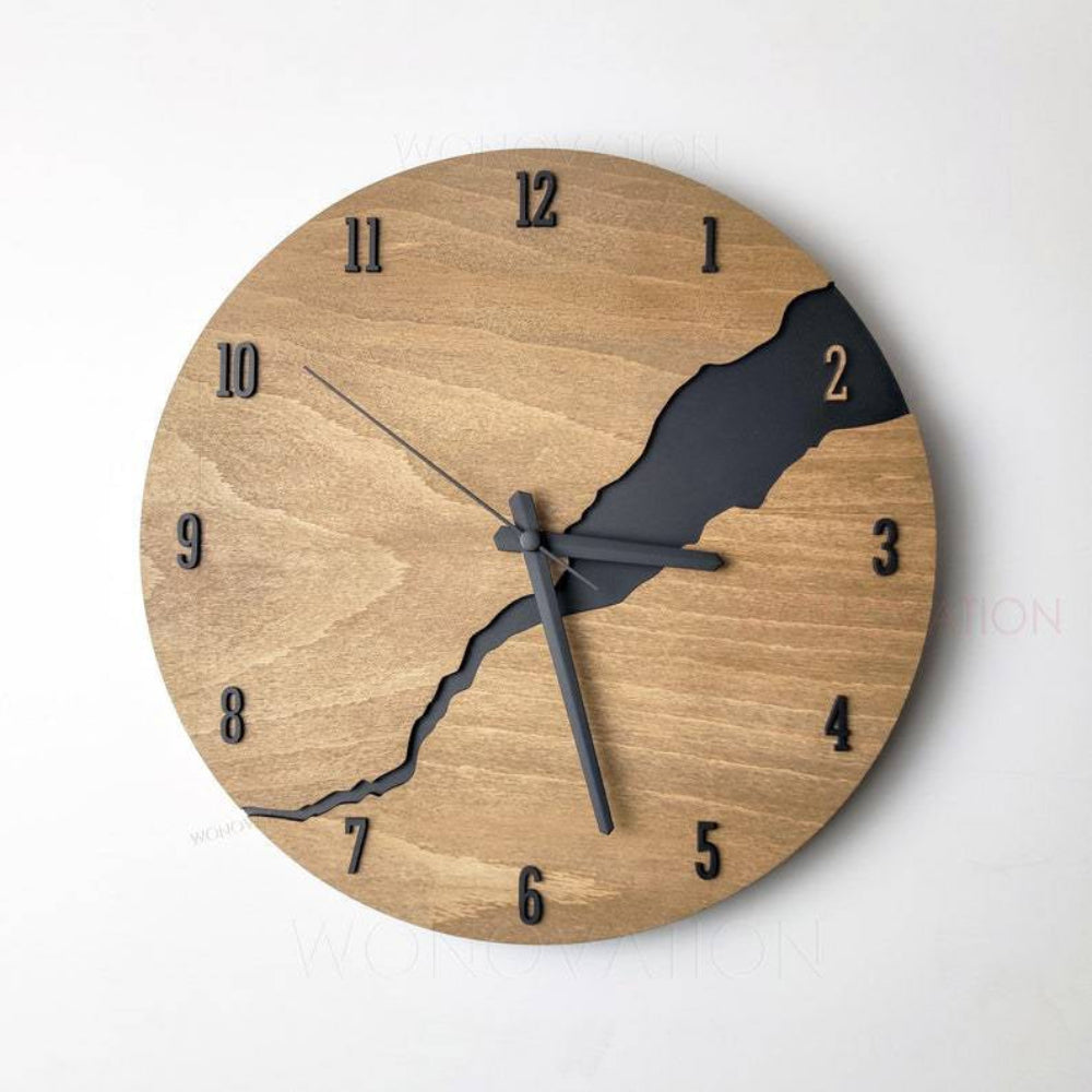 NordicTime - Wanduhr aus gerissenem Holz