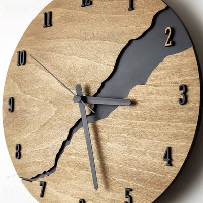 NordicTime - Wanduhr aus gerissenem Holz