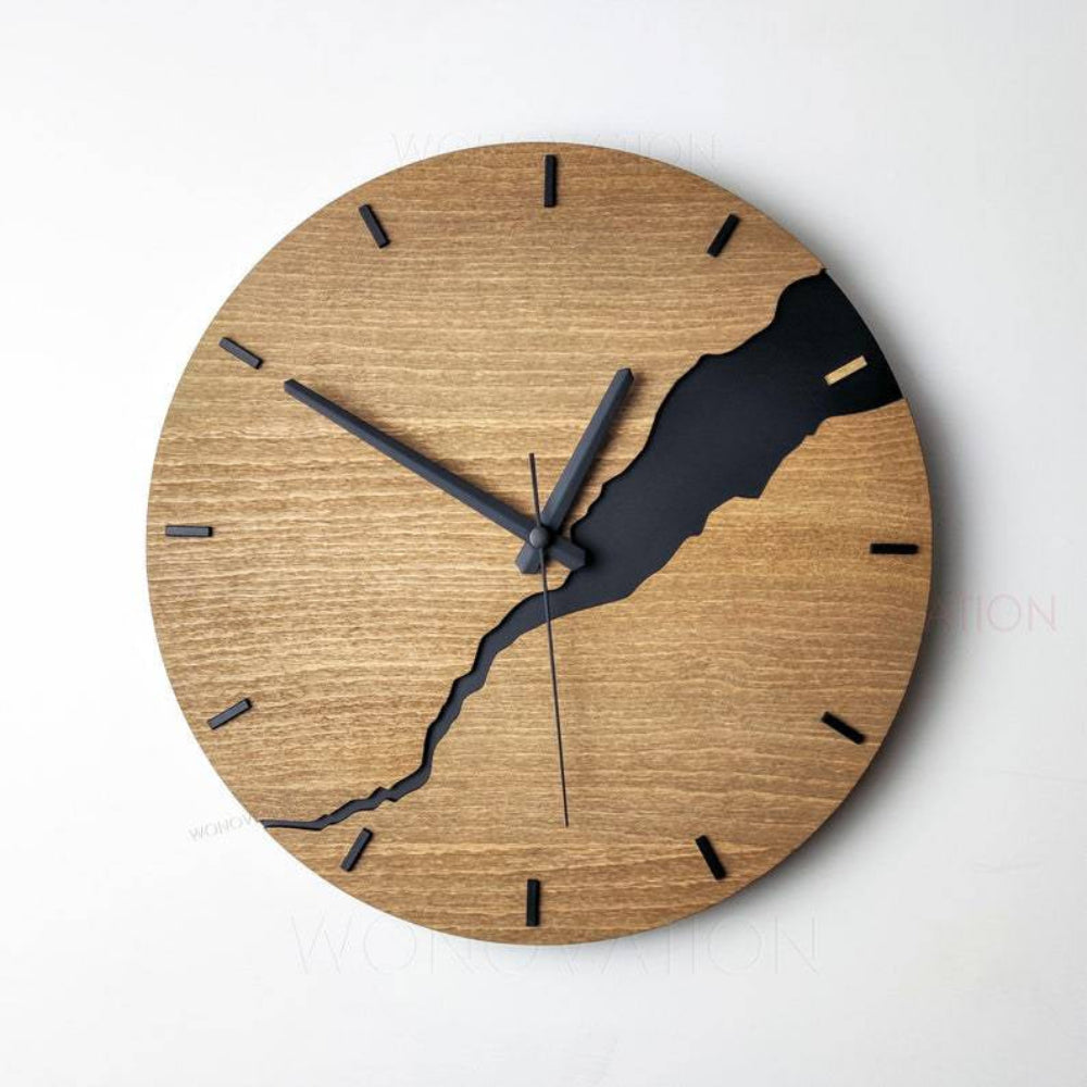 NordicTime - Wanduhr aus gerissenem Holz