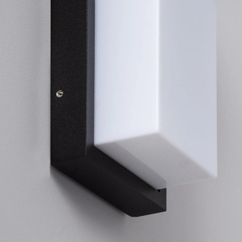 Orion Wandleuchte für draußen - elegantes schwarzes Design mit weichem Lichtdiffusor