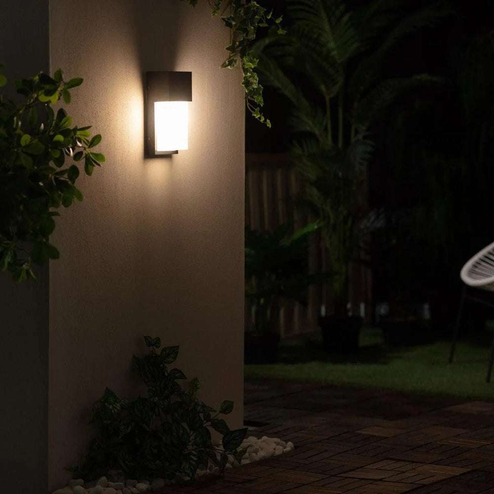 Orion Wandleuchte für draußen - elegantes schwarzes Design mit weichem Lichtdiffusor