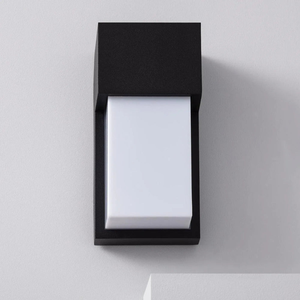 Orion Wandleuchte für draußen - elegantes schwarzes Design mit weichem Lichtdiffusor