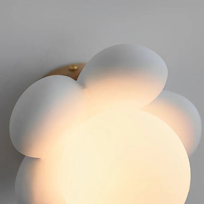 PetalGlow - Cremefarbene Blumen-Wandleuchte