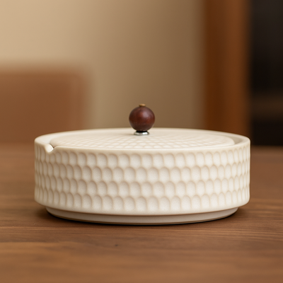 ZenFlame - Handgefertigter Aschenbecher aus Keramik mit Holzdeckel