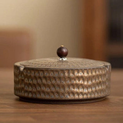 ZenFlame - Handgefertigter Aschenbecher aus Keramik mit Holzdeckel
