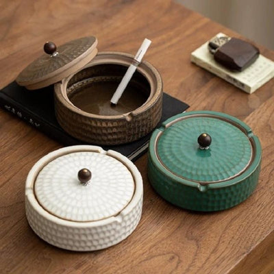 ZenFlame - Handgefertigter Aschenbecher aus Keramik mit Holzdeckel