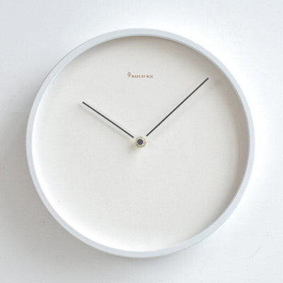 Nordische minimalistische Wanduhr - schlankes und elegantes Design