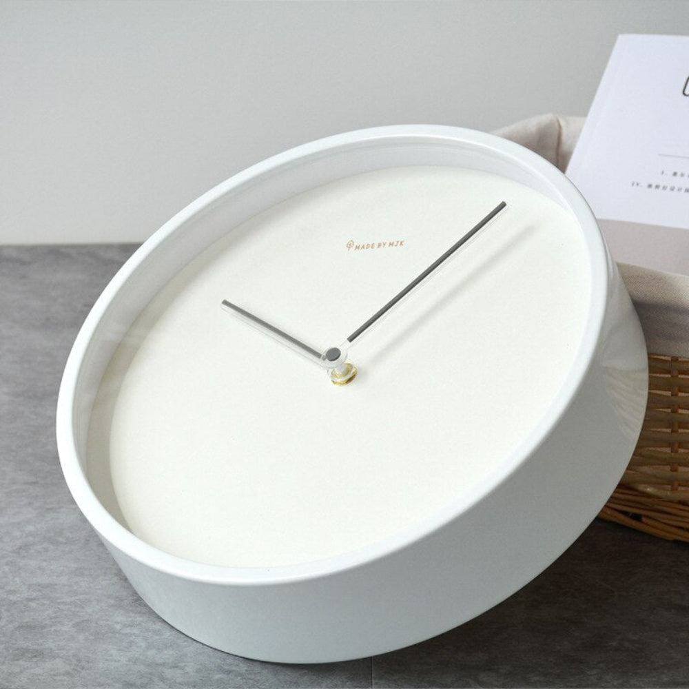 Nordische minimalistische Wanduhr - schlankes und elegantes Design