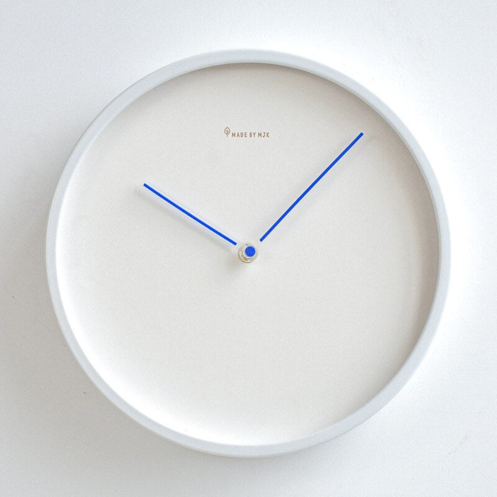 Nordische minimalistische Wanduhr - schlankes und elegantes Design