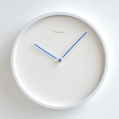 Nordische minimalistische Wanduhr - schlankes und elegantes Design