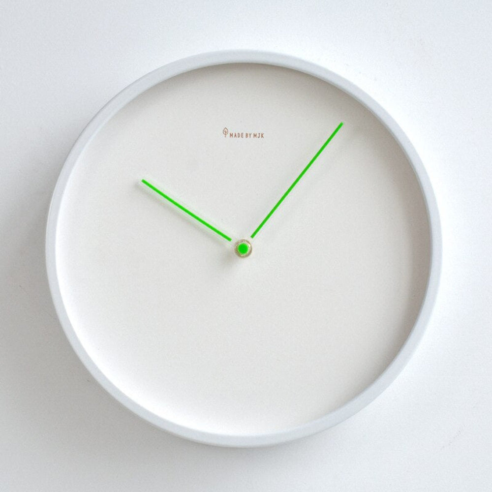 Nordische minimalistische Wanduhr - schlankes und elegantes Design